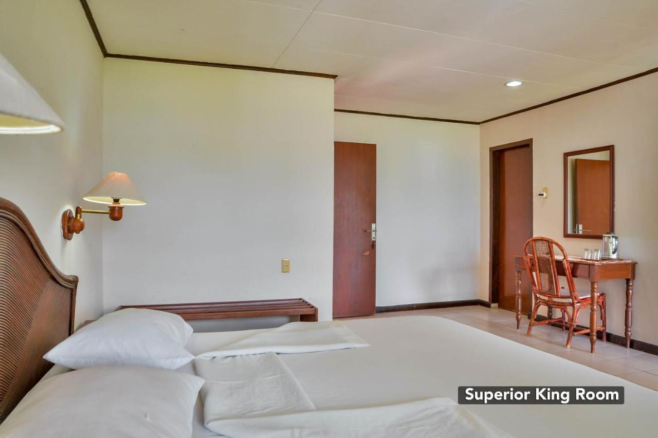 Silintong Hotel Ambarita Ngoại thất bức ảnh