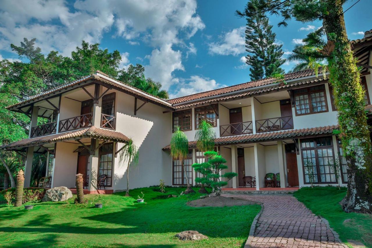 Silintong Hotel Ambarita Ngoại thất bức ảnh