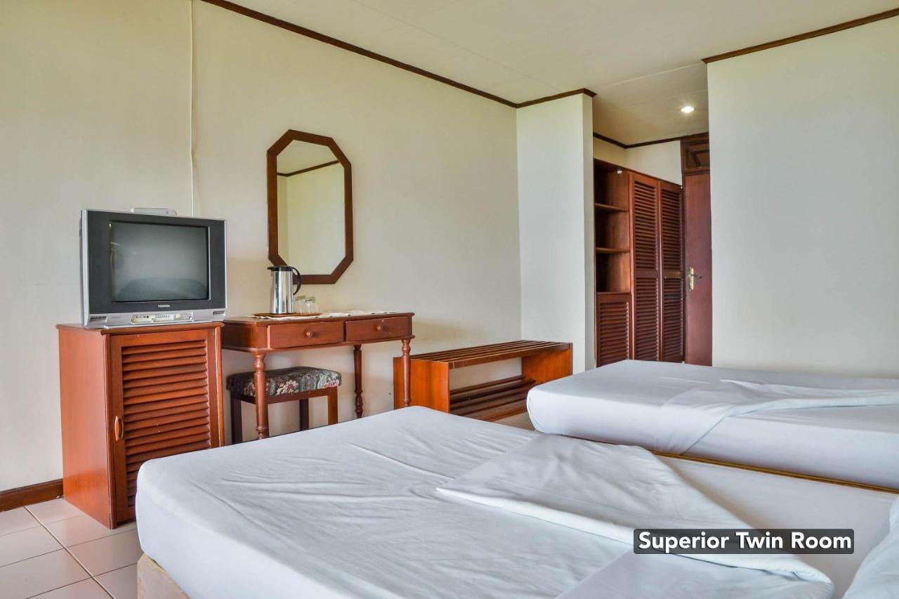 Silintong Hotel Ambarita Ngoại thất bức ảnh