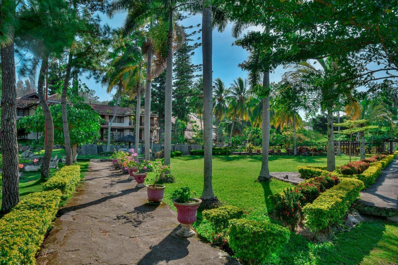 Silintong Hotel Ambarita Ngoại thất bức ảnh