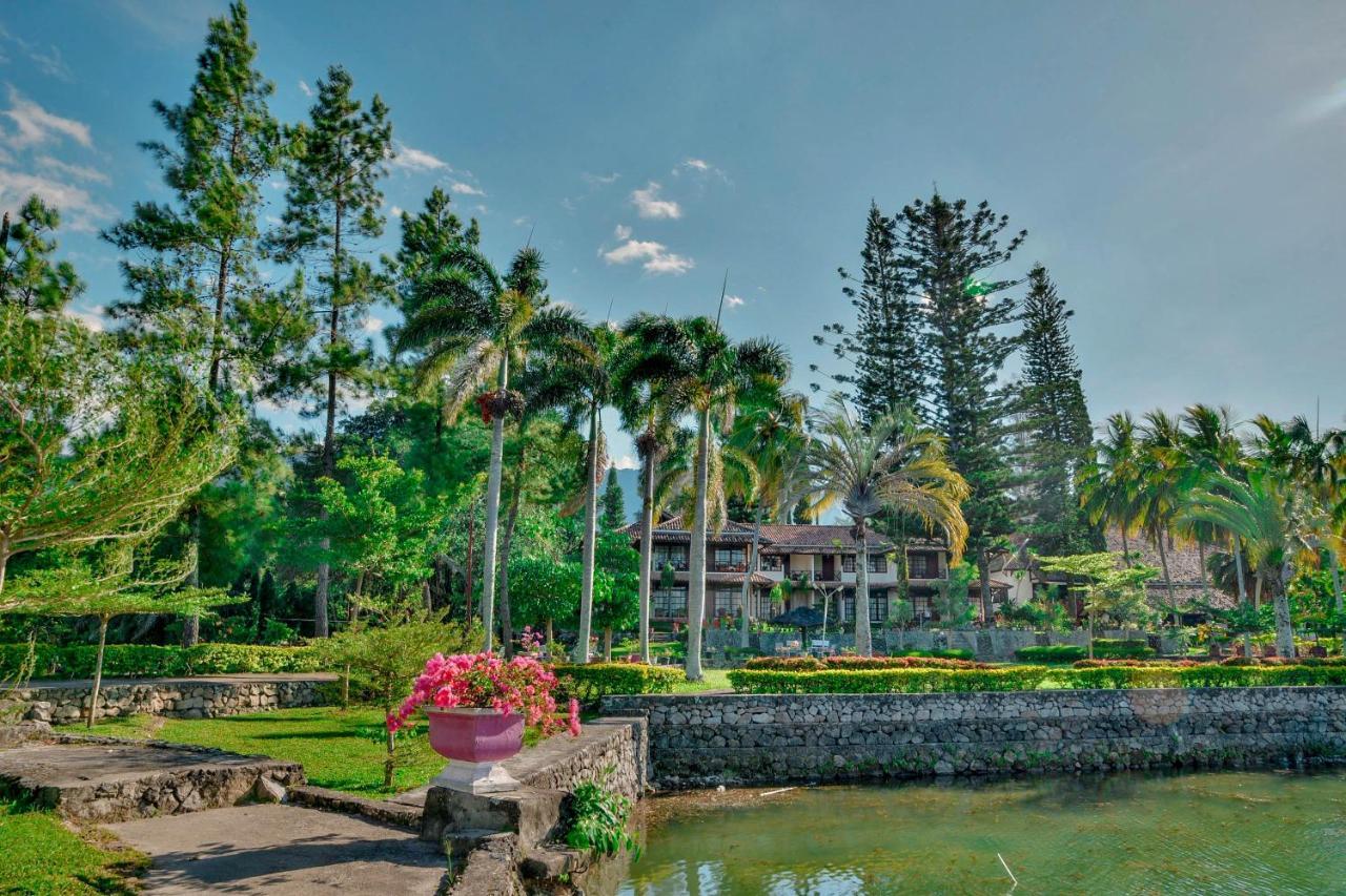 Silintong Hotel Ambarita Ngoại thất bức ảnh